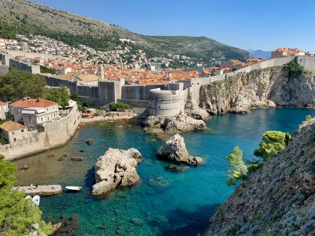 La ville de Dubrovnik et ses magnifiques eaux turquoises