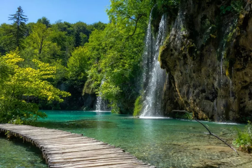 Les sentiers de promenades incroyables sur les lacs de Plitvice